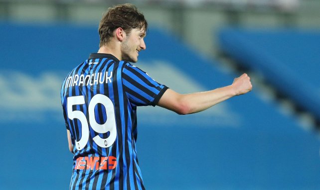 Alekséi Miranchuk festeja un tanto con la Atalanta