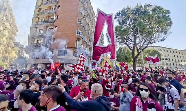 Los aficionados de la Salernitana celebrando el ascenso a Serie A