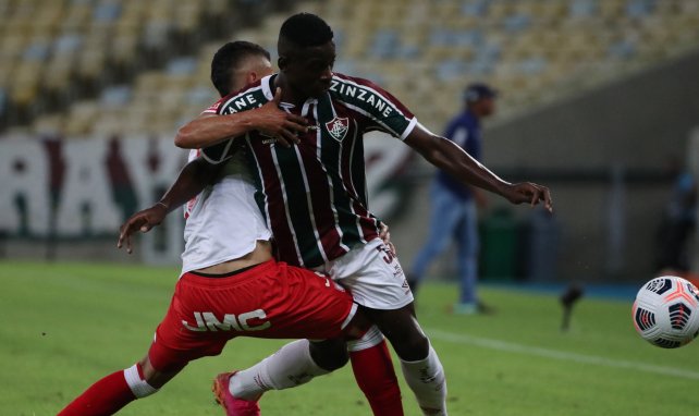 Luiz Henrique batalla por el esférico