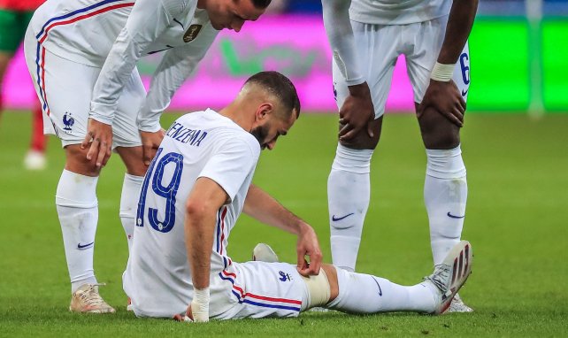 Karim Benzema, tendido en el suelo con la Selección Francesa