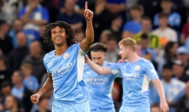 Nathan Aké celebra un gol