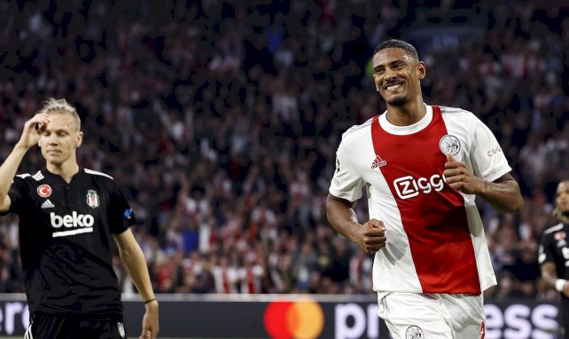 Sébastien Haller celebra un nuevo gol en la Champions con el Ajax