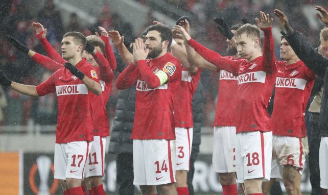 Jugadores del Spartak celebrando una victoria con la afición