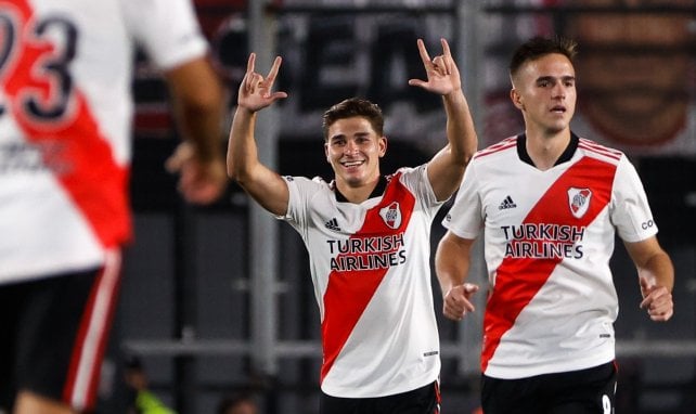 Julián Álvarez festeja uno de sus tantos con River Plate