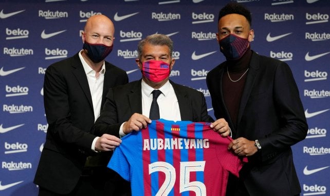 Pierre-Emerick Aubameyang presentado junto a Jordi Cruyff y Joan Laporta