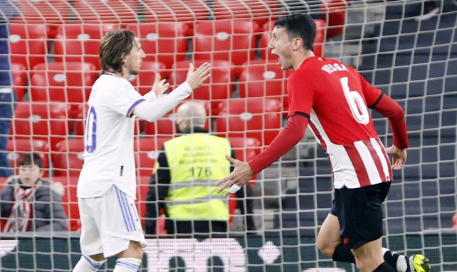 Luka Modric se lamenta; Mikel Vesga celebra