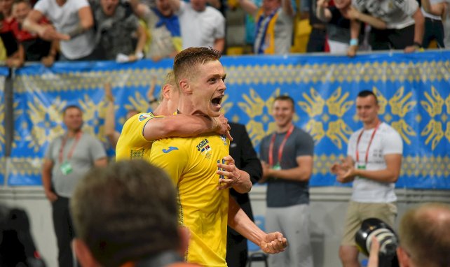 Viktor Tsygankov celebrando un gol para Ucrania