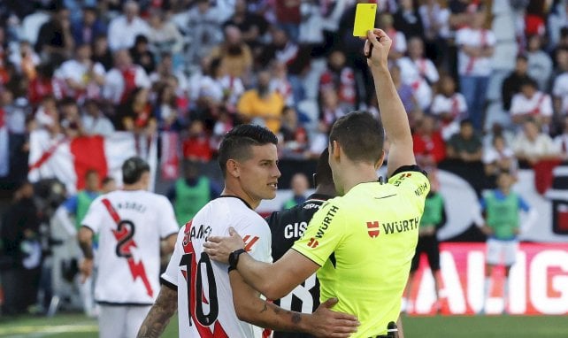 James Rodríguez recibe una tarjeta