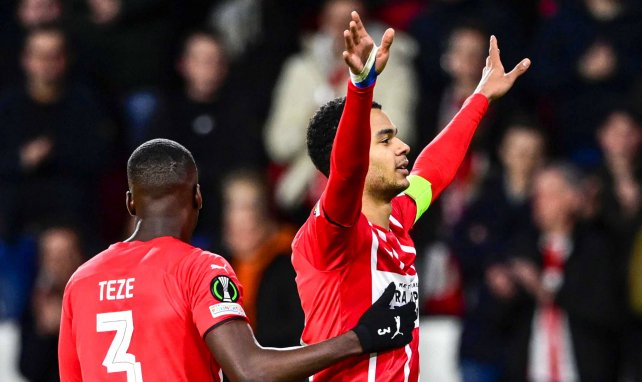 Cody Gakpe celebra un gol del PSV