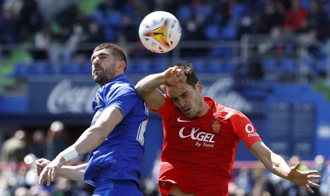 Stefan Mitrovic y Brian Oliván pugnando por el esférico