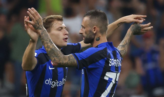 Nicolò Barella y Marcelo Brozovic celebran una diana con el Inter de Milán