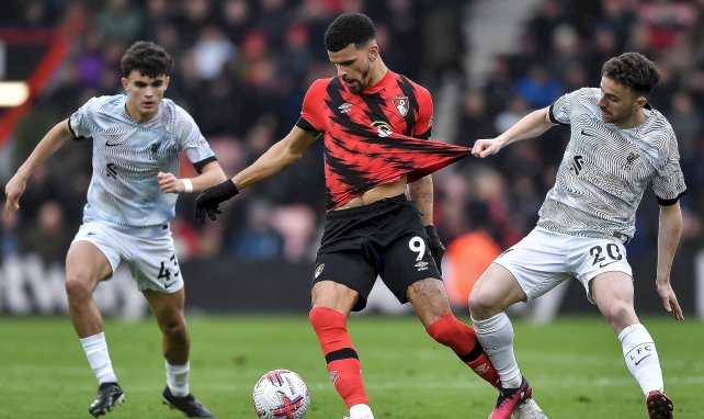 Dominic Solanke (Bournemouth) en duelo con Diogo Jota (Liverpool)