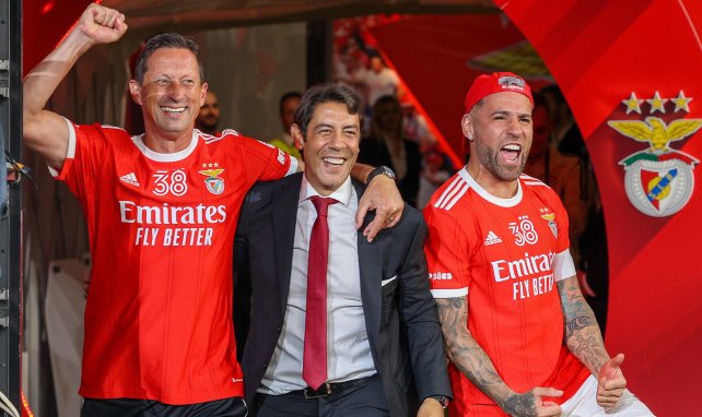 Roger Schmidt, Rui Costa y Otamendi celebran el título con el Benfica