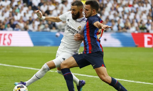 Eric García trata de arrebatar el balón a Karim Benzema