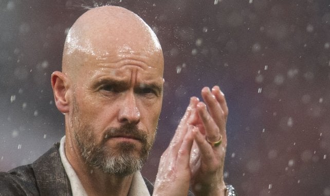 Erik ten Hag aplaude bajo la lluvia