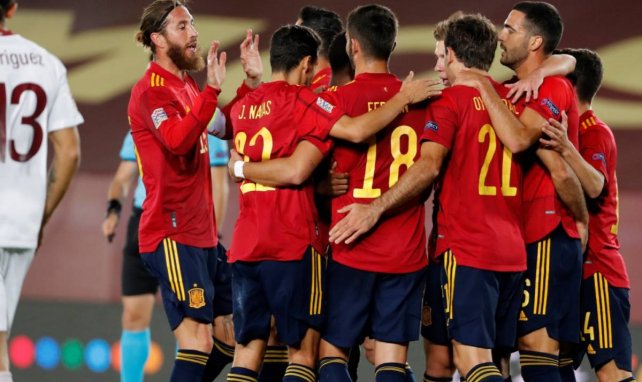 Los jugadores de España celebran el gol de Oyarzabal ante Suiza