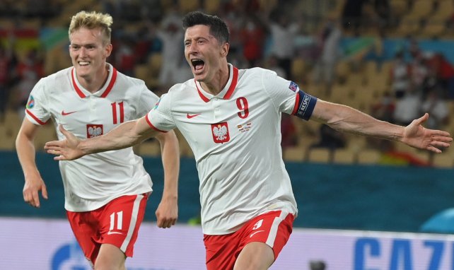 Robert Lewandowski celebrando un gol con Polonia