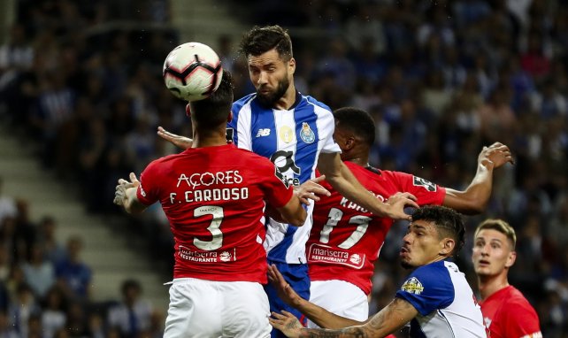 Fábio Cardoso despejando un balón en un partido entre el Santa Clara y el FC Oporto