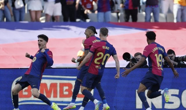 Pau Víctor, Raphinha, Dani Olmo y Lamine Yamal celebran un gol