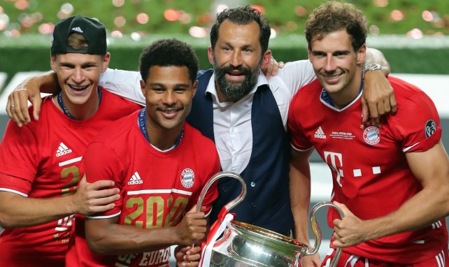 Hasan Salihamidzic celebra el título de Champions con varios jugadores del Bayern