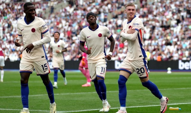 Los jugadores del Chelsea celebran un gol de Cole Palmer