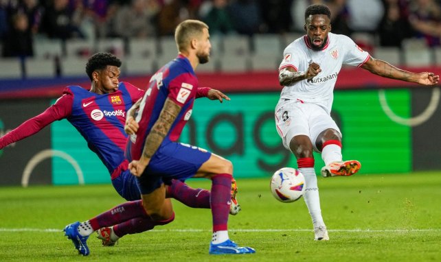 Iñaki Williams chuta ante la marca de Iñigo Martínez y Alejandro Balde