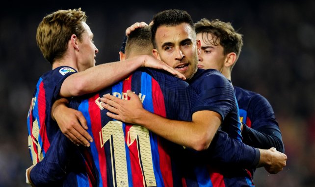 El abrazo de los futbolistas del FC Barcelona
