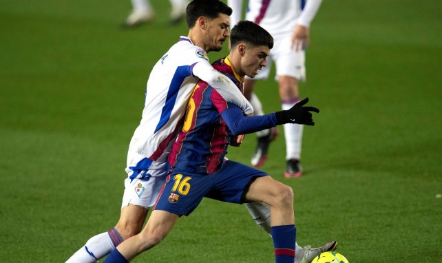 Pedri conduce el esférico en un duelo del FC Barcelona