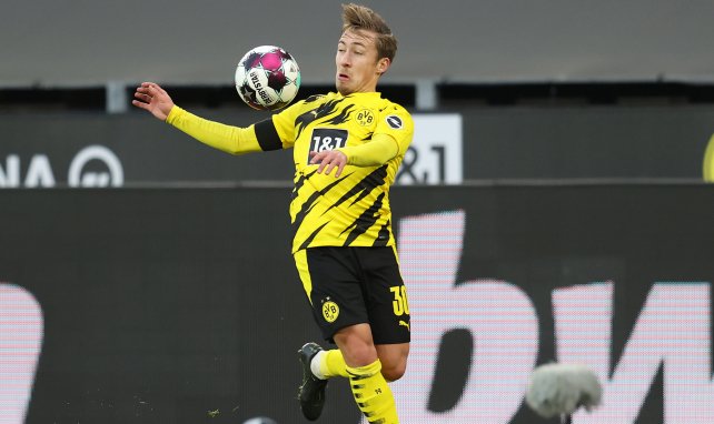 Felix Passlack controla una pelota con el BVB