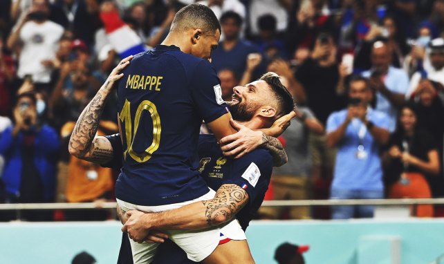 Giroud y Mbappé celebran uno de los goles de Francia