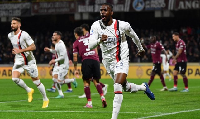 Fikayo Tomori celebra un gol del AC Milan