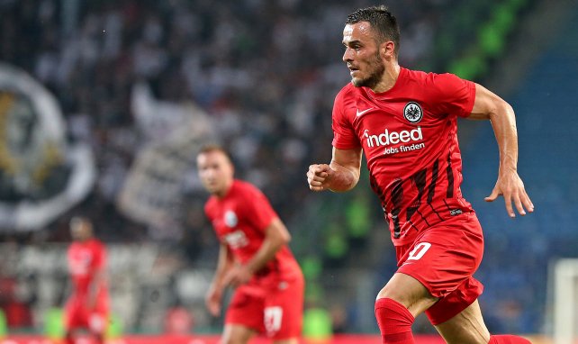 Filip Kostić en un enfrentamiento con el Eintracht de Frankfurt