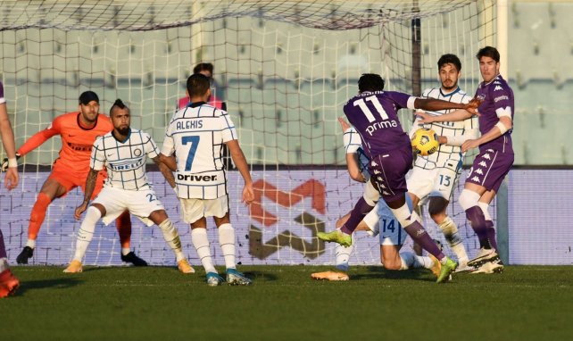 La Fiorentina marcando gol al Inter de Milán