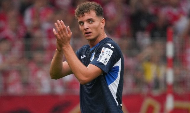 Fisnik Asllani aplaude