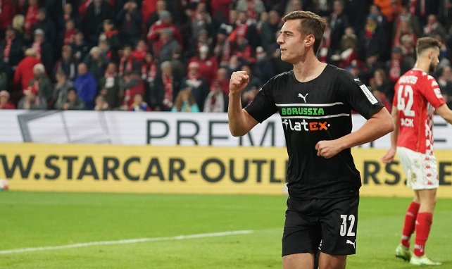 Florian Neuhaus celebrando un gol