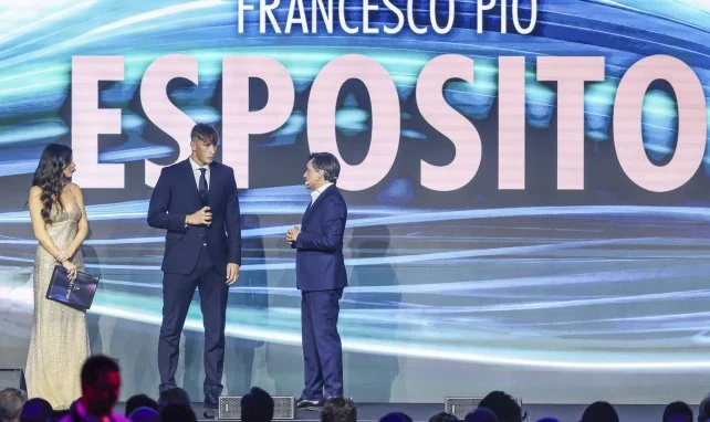 Francesco Pio Esposito recibe un premio