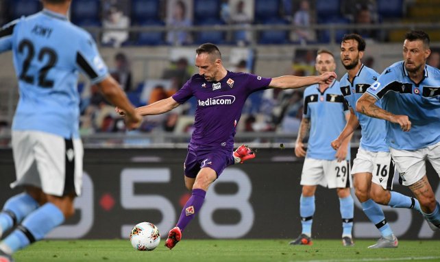 Franck Ribéry ejecuta un disparo con la Fiorentina