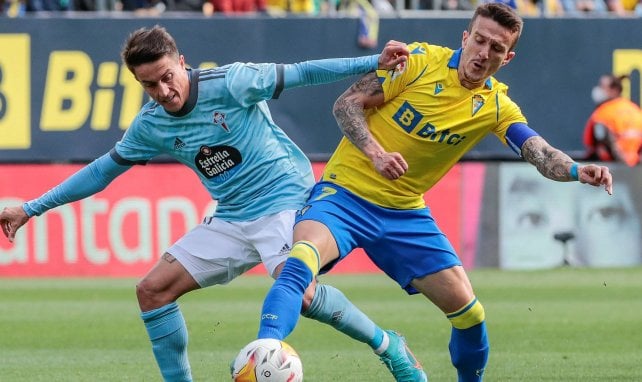 Franco Cervi lucha por un balón