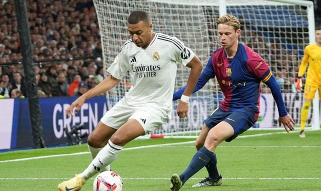 Frenkie De Jong ante Kylian Mbappé