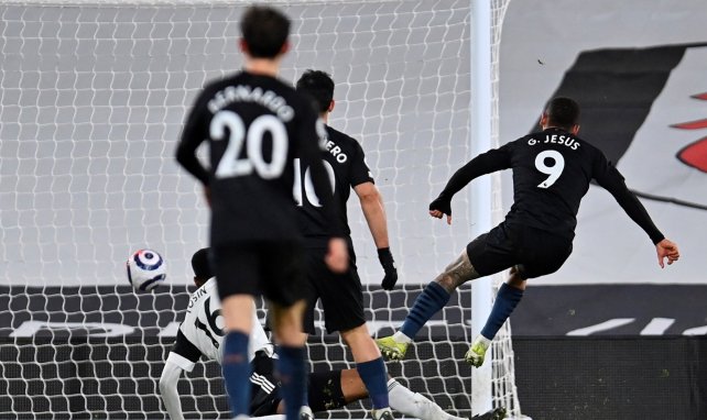 Gabriel Jesus marca un gol con el Manchester City
