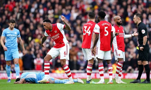 Gabriel  lamentando una expulsión con el Arsenal