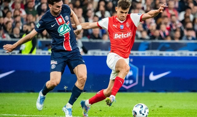 Gabriel Moscaro conduce el balón ante Fabian Ruiz