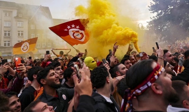 Aficionados del Galatasaray animando a su equipo.