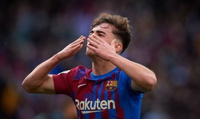 Gavi lanza un beso a la afición del FC Barcelona