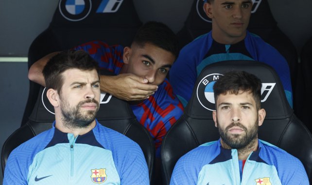 Gerard Piqué y Jordi Alba en el banquillo