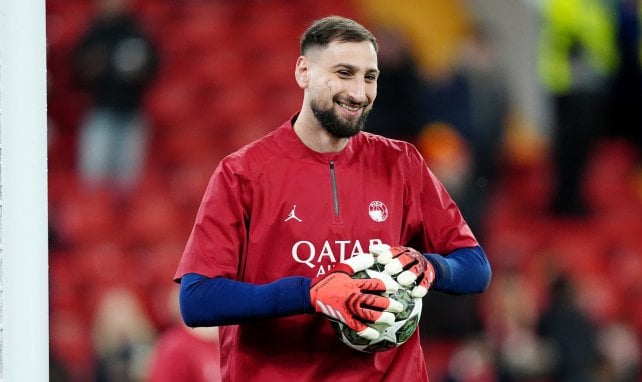 Gianluigi Donnarumma en un calentamiento con el PSG