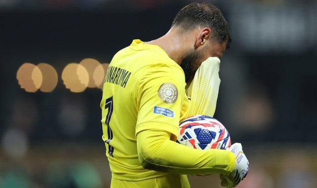 Gianluigi Donnarumma con el balón