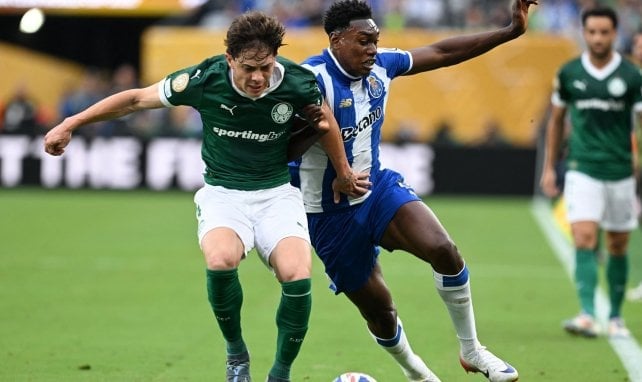 El Bayer Leverkusen sigue buscando un recambio para Jeremie Frimpong
