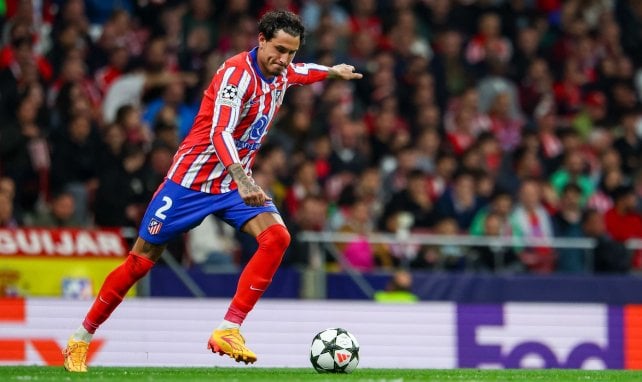 José María Giménez conduce la pelota
