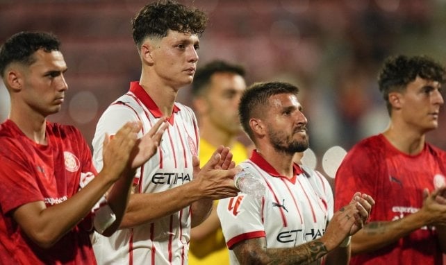 Los jugadores del Girona aplauden.